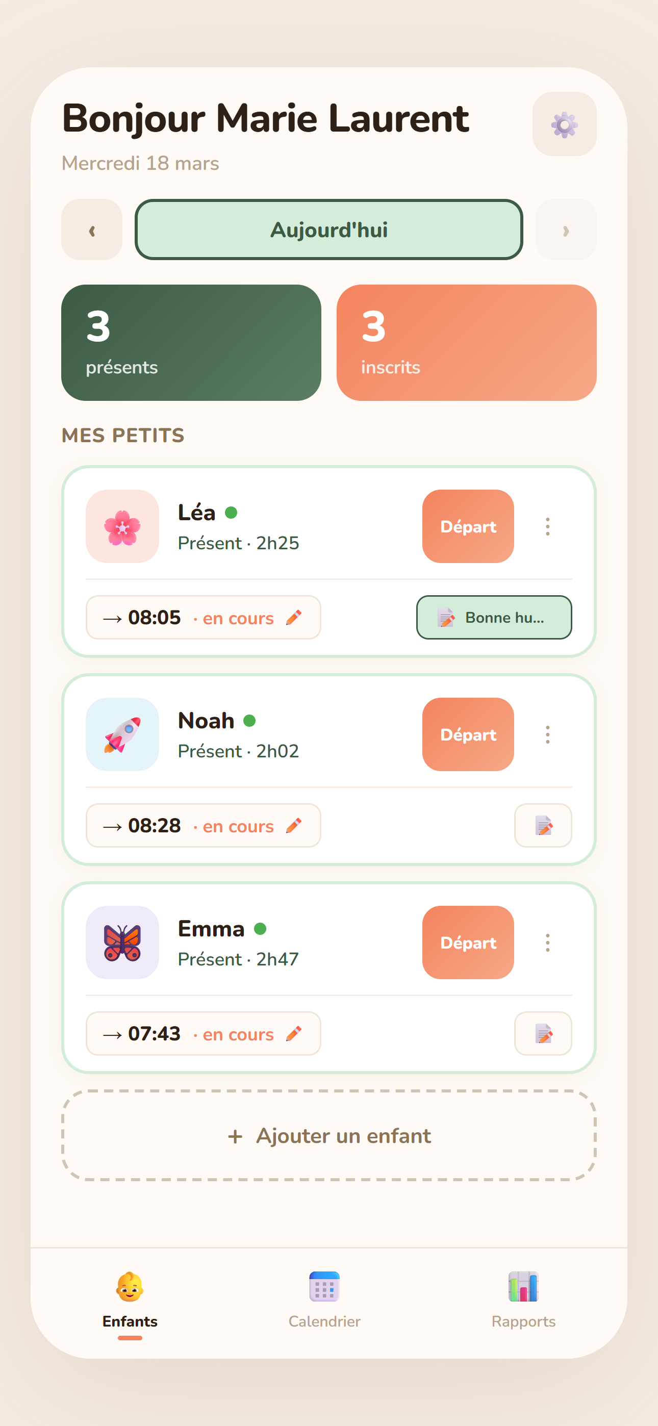 Écran d'accueil de NounouTime : Léa, Noah et Emma pointés présents, avec leur temps d'accueil en cours et un bouton Départ pour chacun.